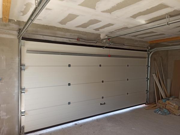 Sekčná garážová brana ETILA SILENT | hladký panel | drevoimitácia