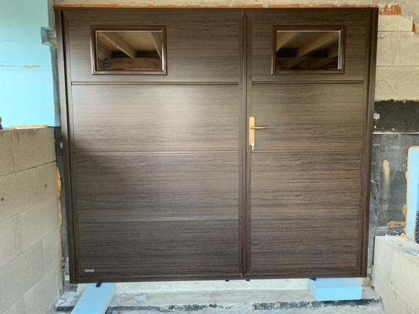 Krídlová garážová brana ETILA WIND | hladký panel | drevoimitácia