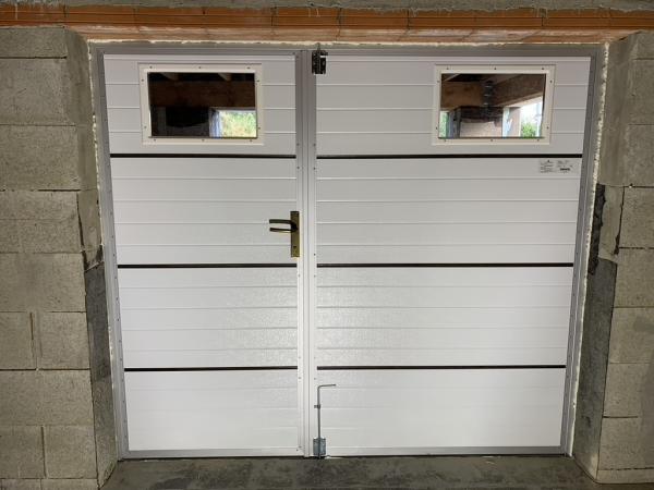Krídlová garážová brána ETILA WIND | hladký panel | drevoimitácia